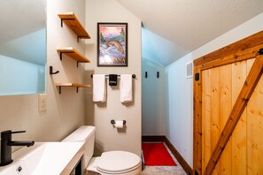 Duschwanne, Haartrockner, Handtücher