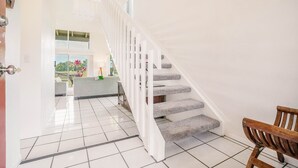 Una escalera con barandillas blancas que lleva a un balcón.