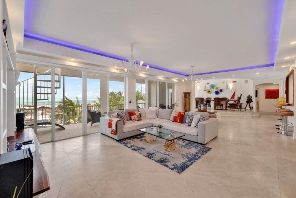 Luxurious PH 5BR 3.5BA Gym/ Pool & Jacuzzi/ Sauna