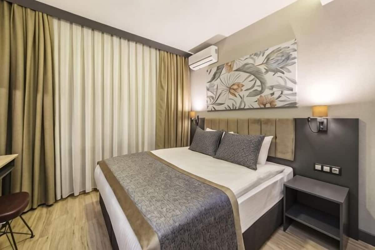 Minibar y caja de seguridad en la habitación 
