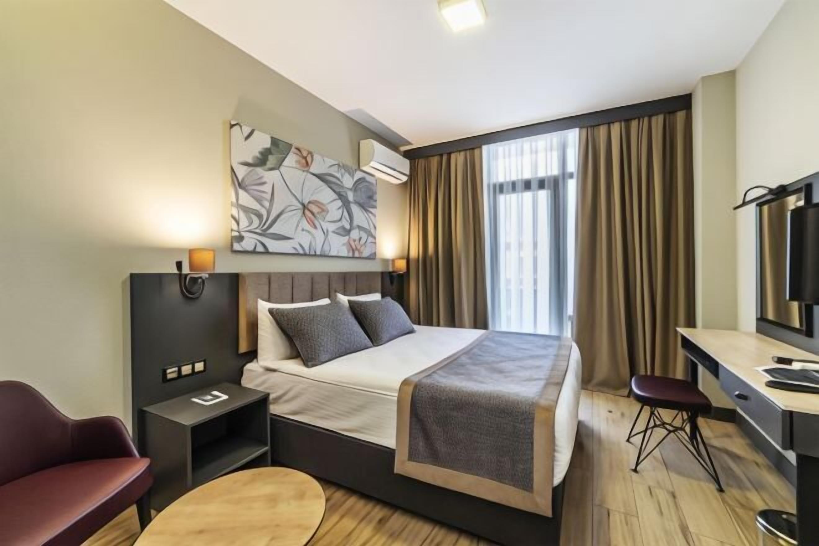 Minibar, in-room safe, laptop workspace, blackout drapes