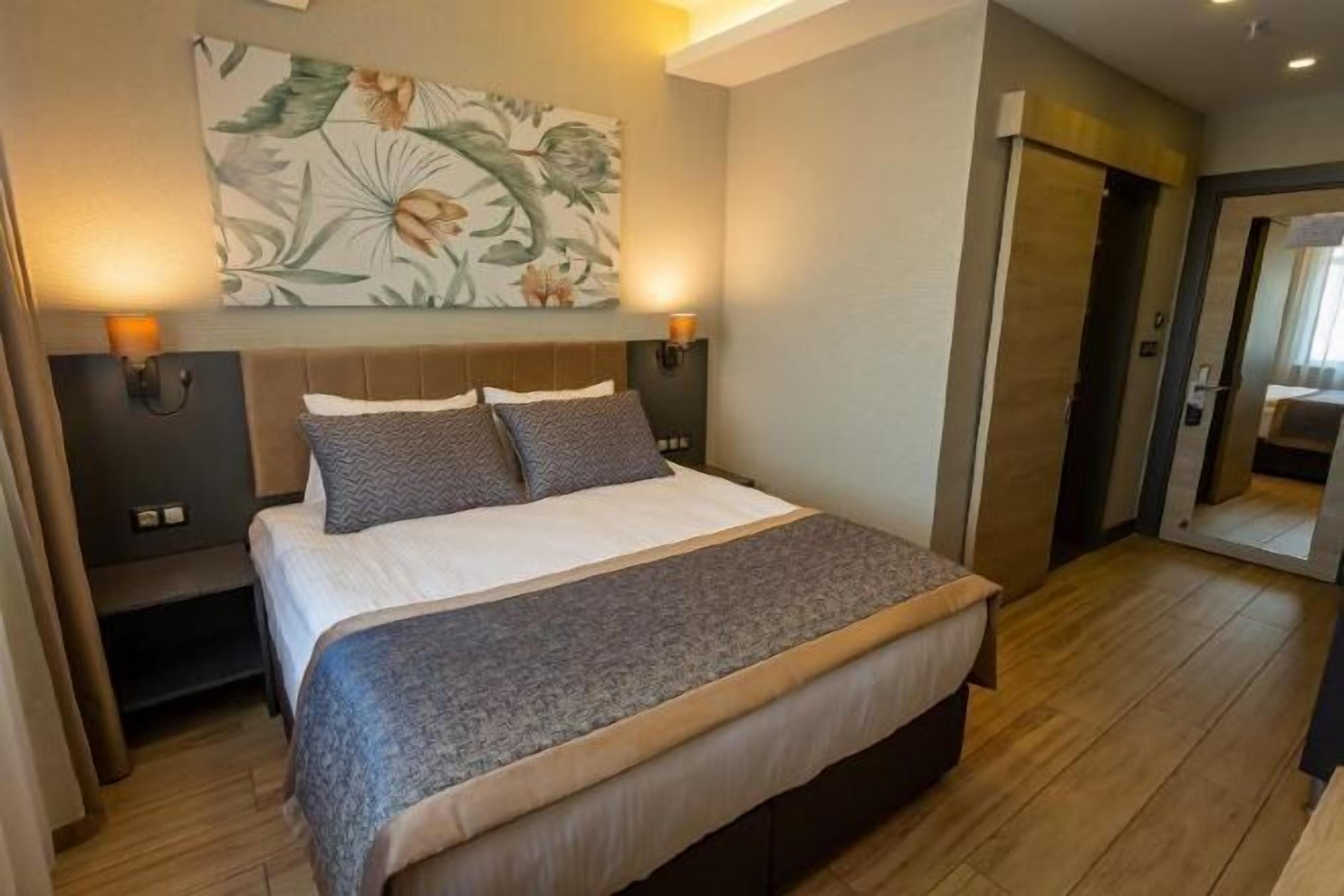 Minibar, in-room safe, laptop workspace, blackout drapes