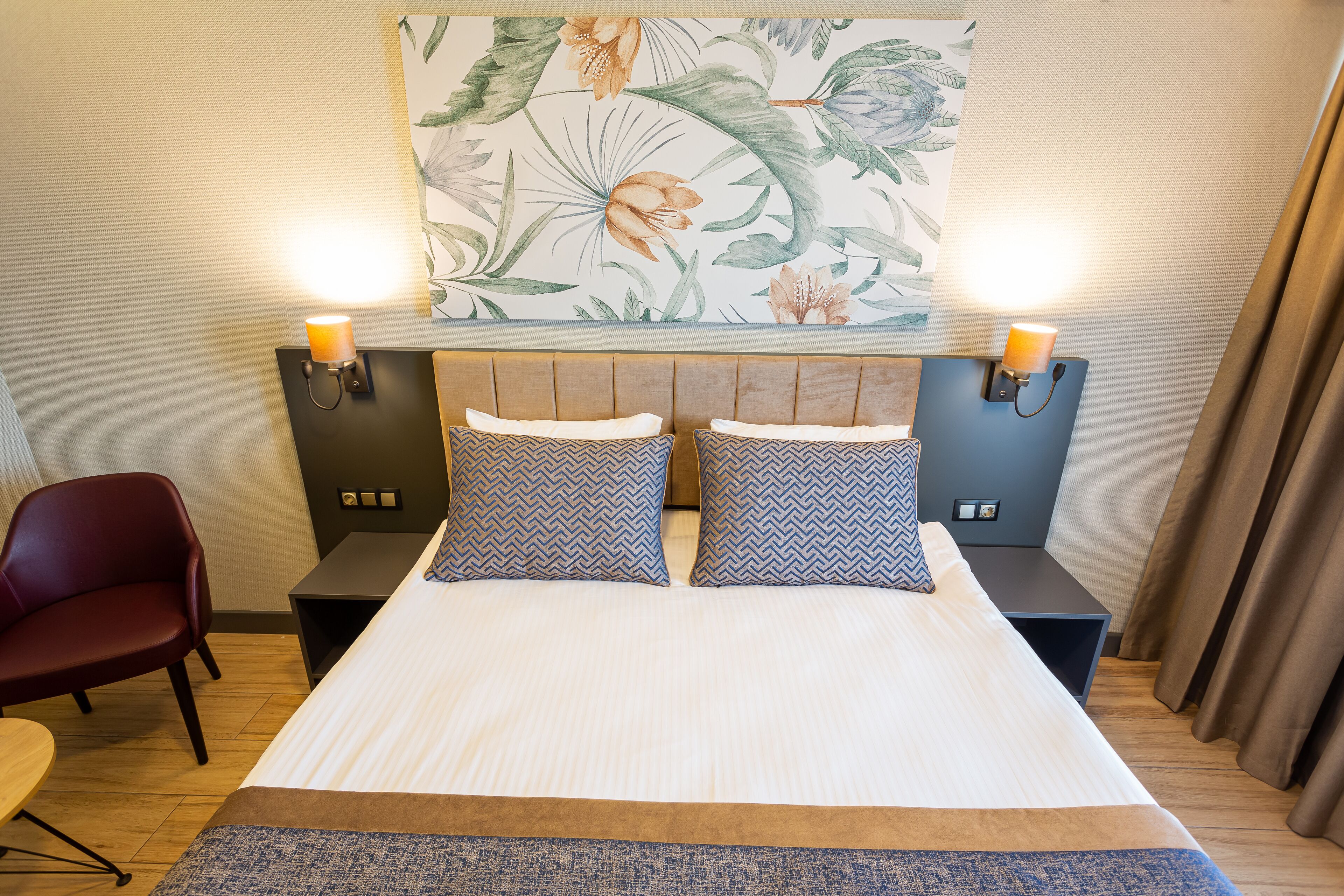 deluxe room | 1 bedroom, minibar, in-room safe, laptop workspace