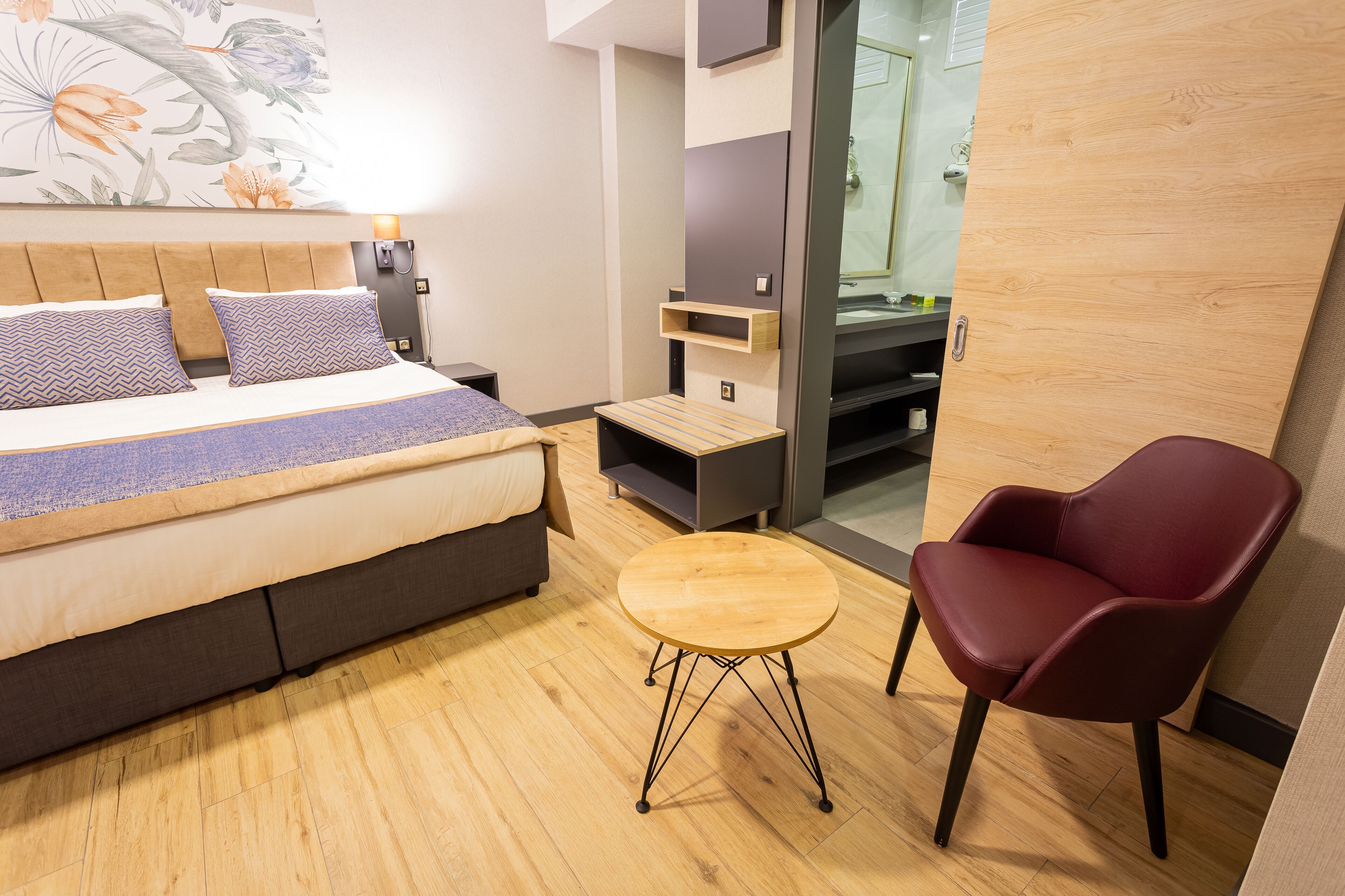 deluxe room | 1 bedroom, minibar, in-room safe, laptop workspace