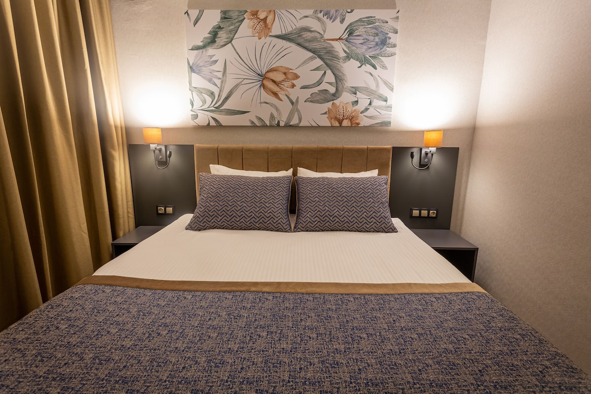 standard double room | 1 bedroom, minibar, in-room safe, laptop workspace