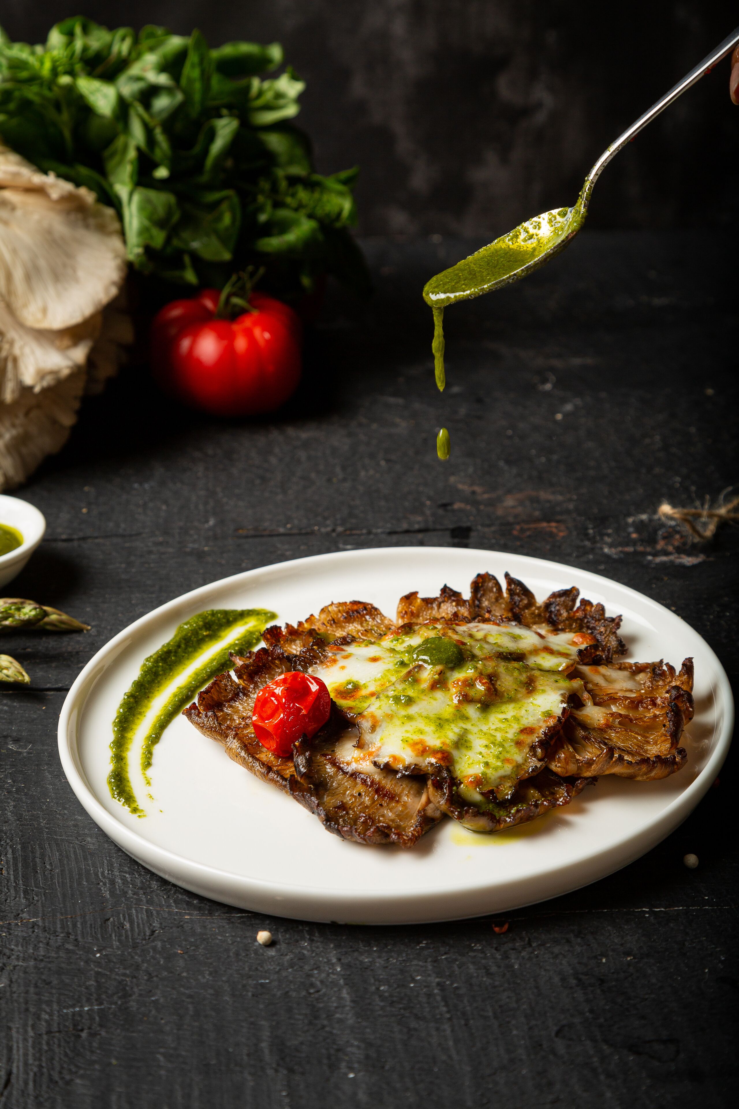 Un plato de comida con una cucharada de salsa vertida sobre él.