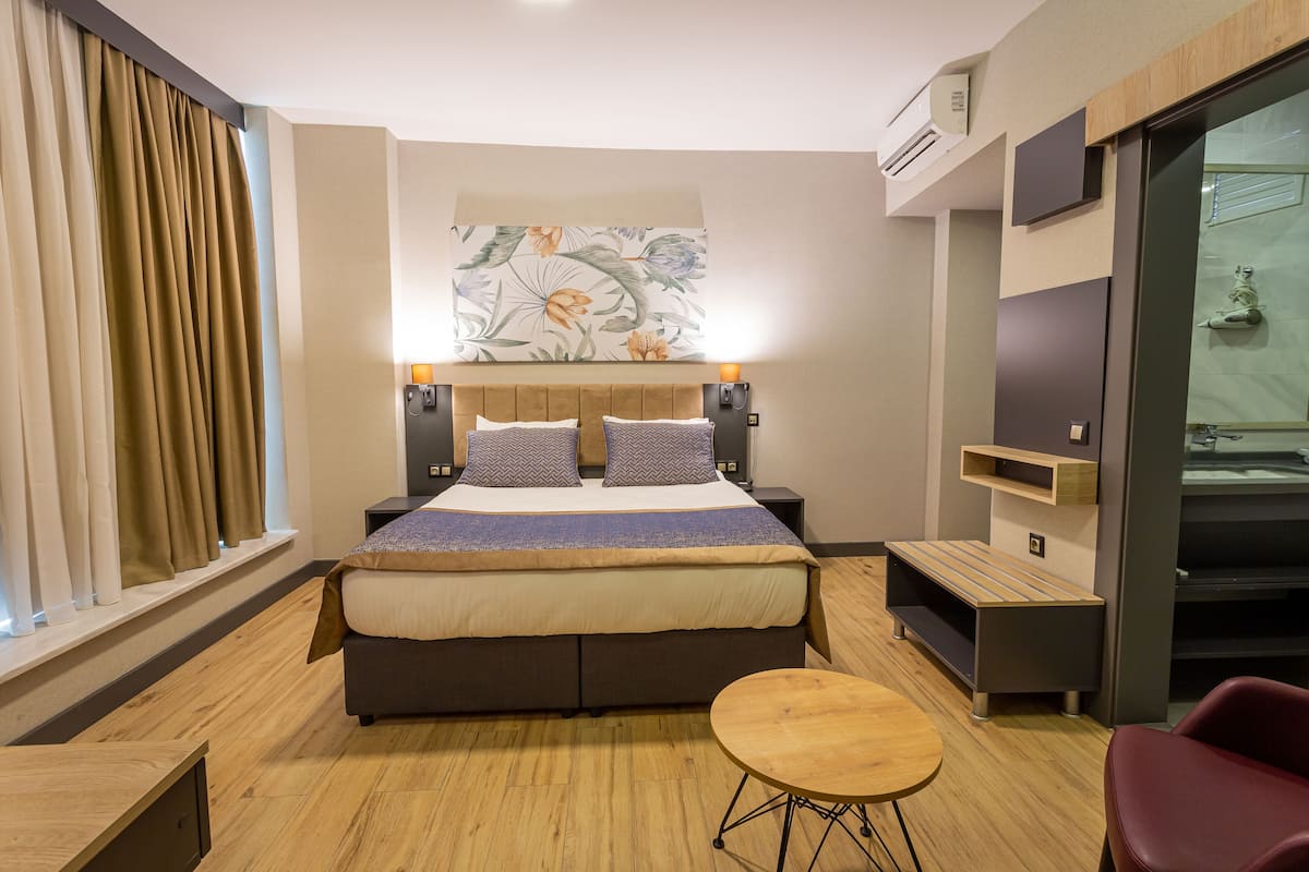 deluxe room | 1 bedroom, minibar, in-room safe, laptop workspace