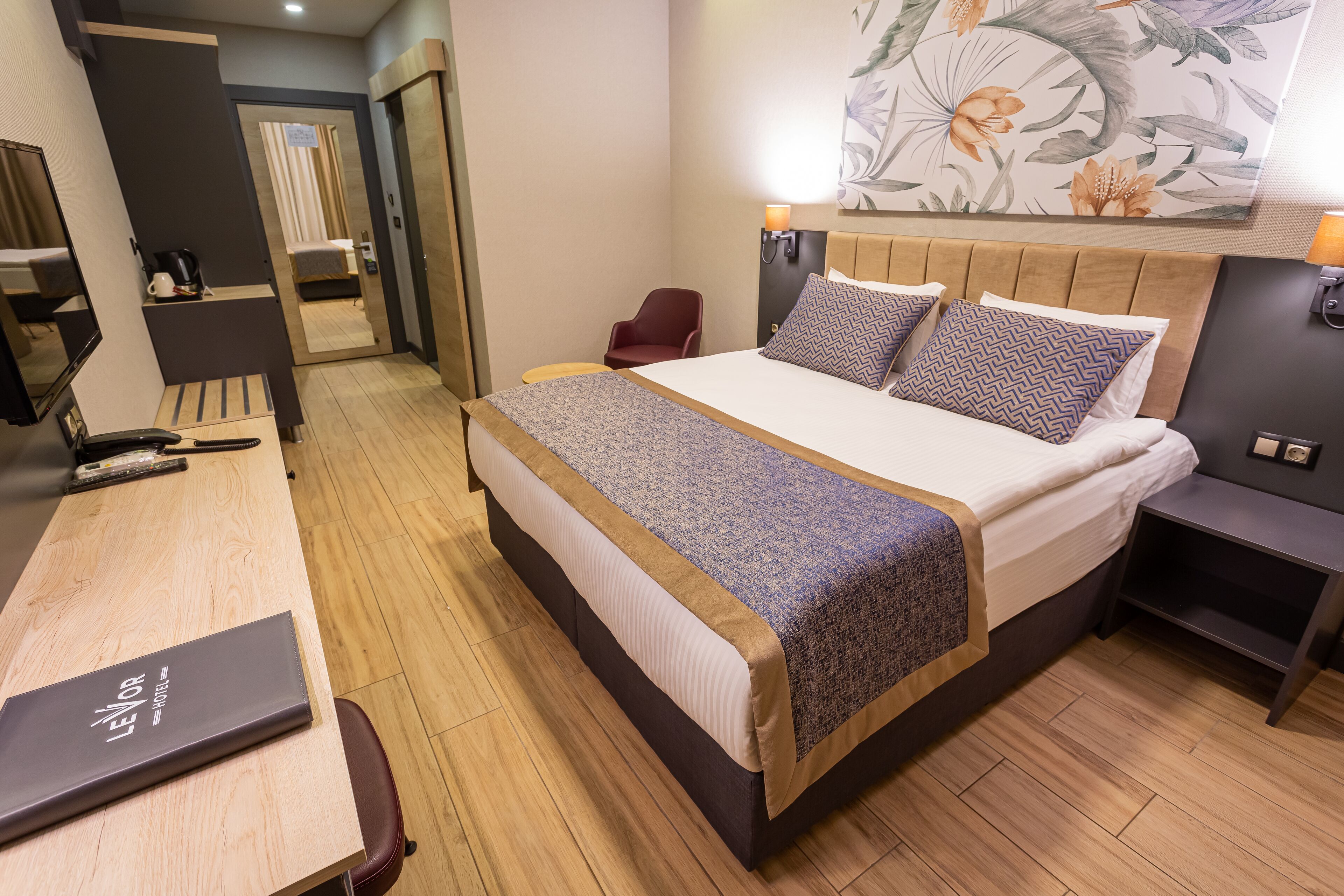 deluxe room | 1 bedroom, minibar, in-room safe, laptop workspace