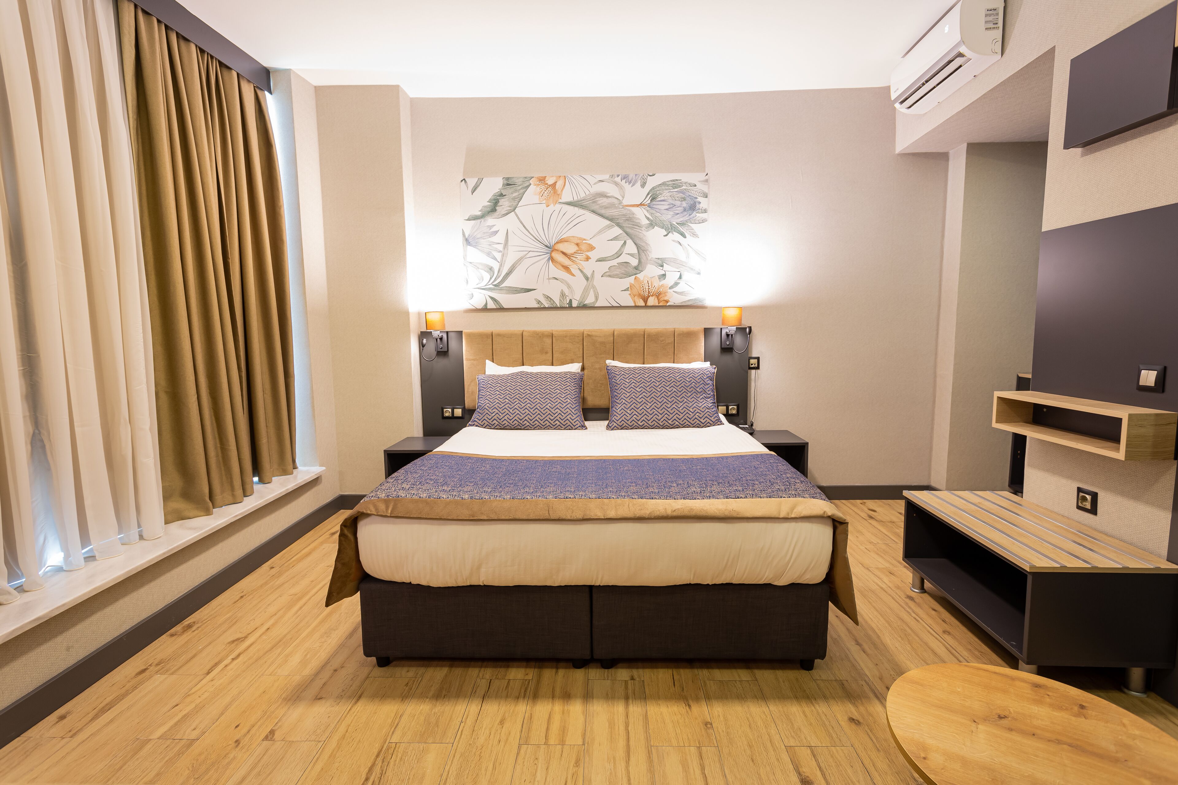 deluxe room | 1 bedroom, minibar, in-room safe, laptop workspace