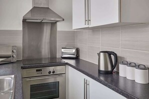 Jääkaappi, mikroaaltouuni, uuni, liesi