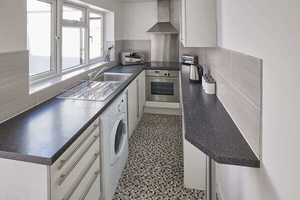 Jääkaappi, mikroaaltouuni, uuni, liesi