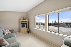 TV, fireplace, DVD player - Private Serenity in Downtown Pismo Beach (Pismo Beach)