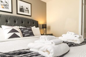 9 bedrooms, laptop workspace, iron/ironing board, bed sheets - Grand, Luxurious Home, Toy Story Room and Big Pool Area #9cg476 (Davenport)