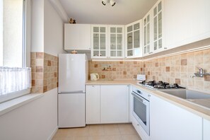 Lägenhet City | Eget kök | Stort kylsk åp, ugn, spishäll och vattenkokare