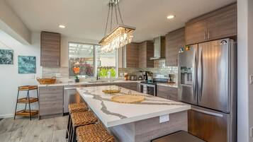 Jääkaappi, mikroaaltouuni, astianpesukone, kahvin-/teenkeitin