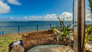 Une vue sur le front de mer, agrémentée d'une structure métallique, d'un petit élément décoratif aquatique et d'un panier en osier.