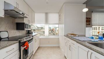 Coffee/tea maker, fridge, microwave, oven