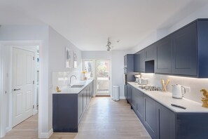 Réfrigérateur, four, plaque de cuisson, lave-vaisselle