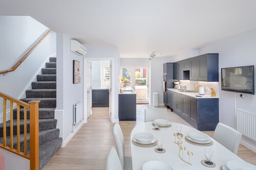 3 Bedroom Jesus Green Townhouse with Parking
