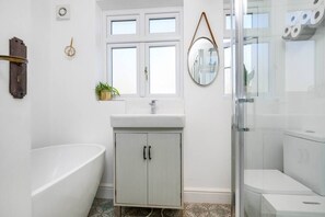 Bathtub, towels - Immaculate 3 bed -30 min from London Bridge-Sidcup (Greater London)