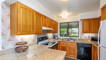 Appartement, 1 slaapkamer | Privékeuken | Een koelkast, een magnetron, een vaatwasser, een broodrooster