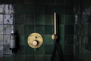 Shower, rainfall showerhead, hair dryer, towels - Ikonik Jean Medecin (Nice)