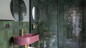 Een douche, een regendouche, een haardroger, handdoeken