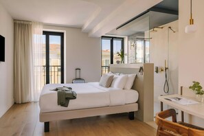 Caja fuerte, cortinas opacas, sistema de insonorización y ropa de cama