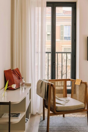 In-room safe, blackout curtains, soundproofing, bed sheets - Ikonik Jean Medecin (Nice)