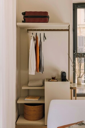 Caja fuerte, cortinas opacas, sistema de insonorización y ropa de cama