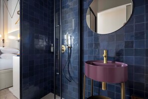 Shower, rainfall showerhead, hair dryer, towels - Ikonik Jean Medecin (Nice)