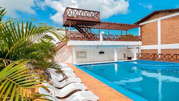 Piscina externa, funciona das 10h às 20h, espreguiçadeiras