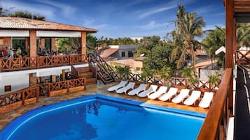 Una piscina al aire libre (de 10:00 a 20:00), tumbonas