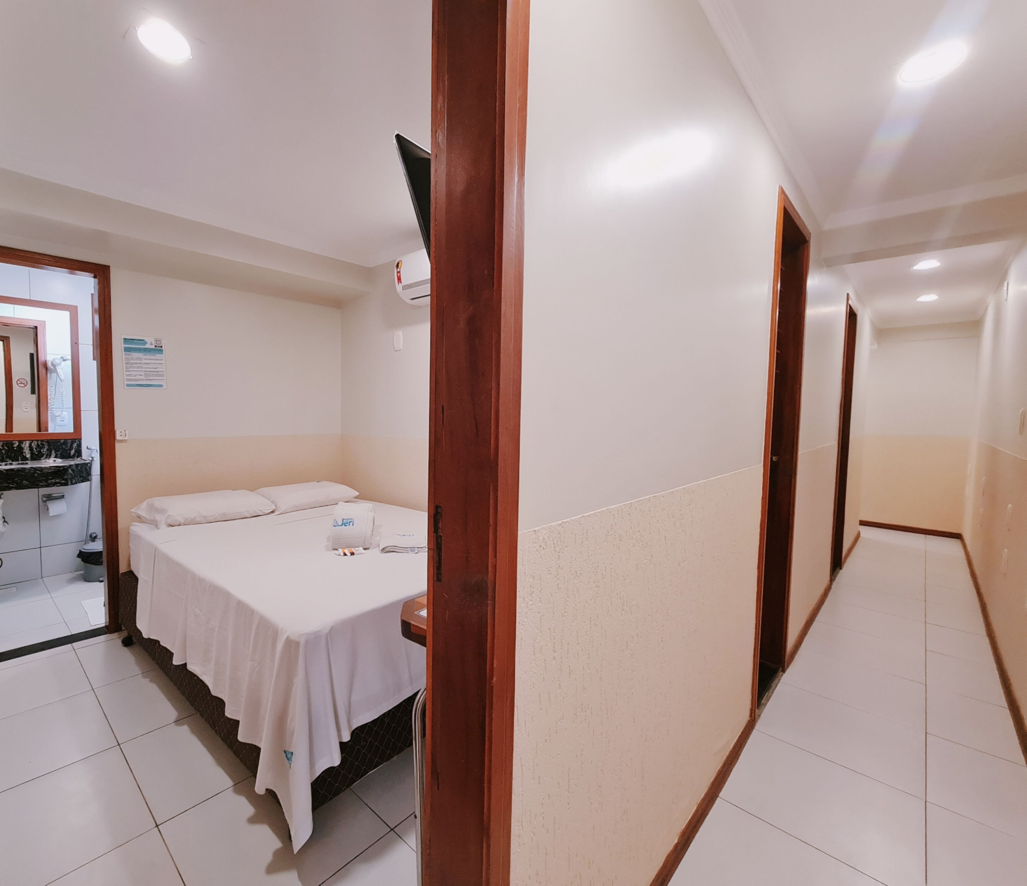 Minibar, wi-fi (inkludert) og sengetøy