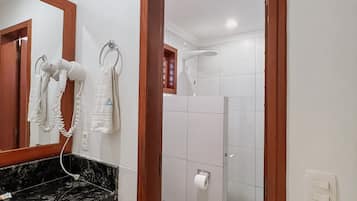 Douche, sĂšche-cheveux, serviettes fournies, savon