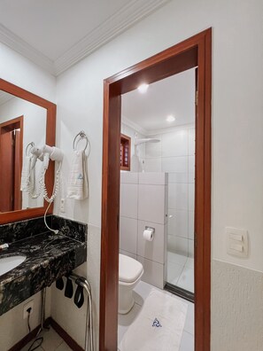 Een douche, een haardroger, handdoeken, zeep