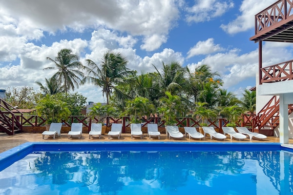 Piscina externa, funciona das 9h às 21h, espreguiçadeiras