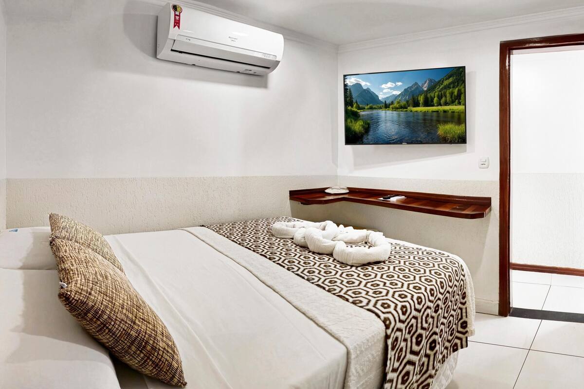 Een minibar, gratis wifi, beddengoed