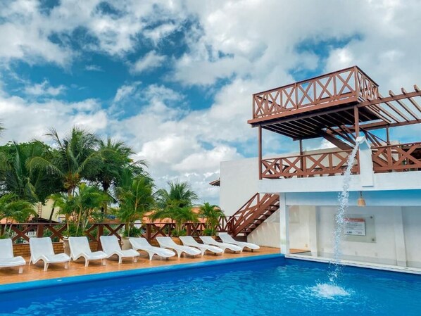 Piscine extérieure, chaises longues