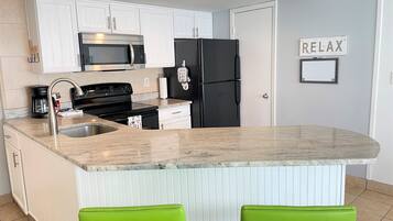 Geladeira, micro-ondas, fogão, cooktop