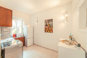 Réfrigérateur, four, plaque de cuisson, cafetière/bouilloire