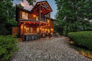 Exterior - Free Attractions! Private, Gorgeous Views, Hot Tub, Fireplace (Gatlinburg)