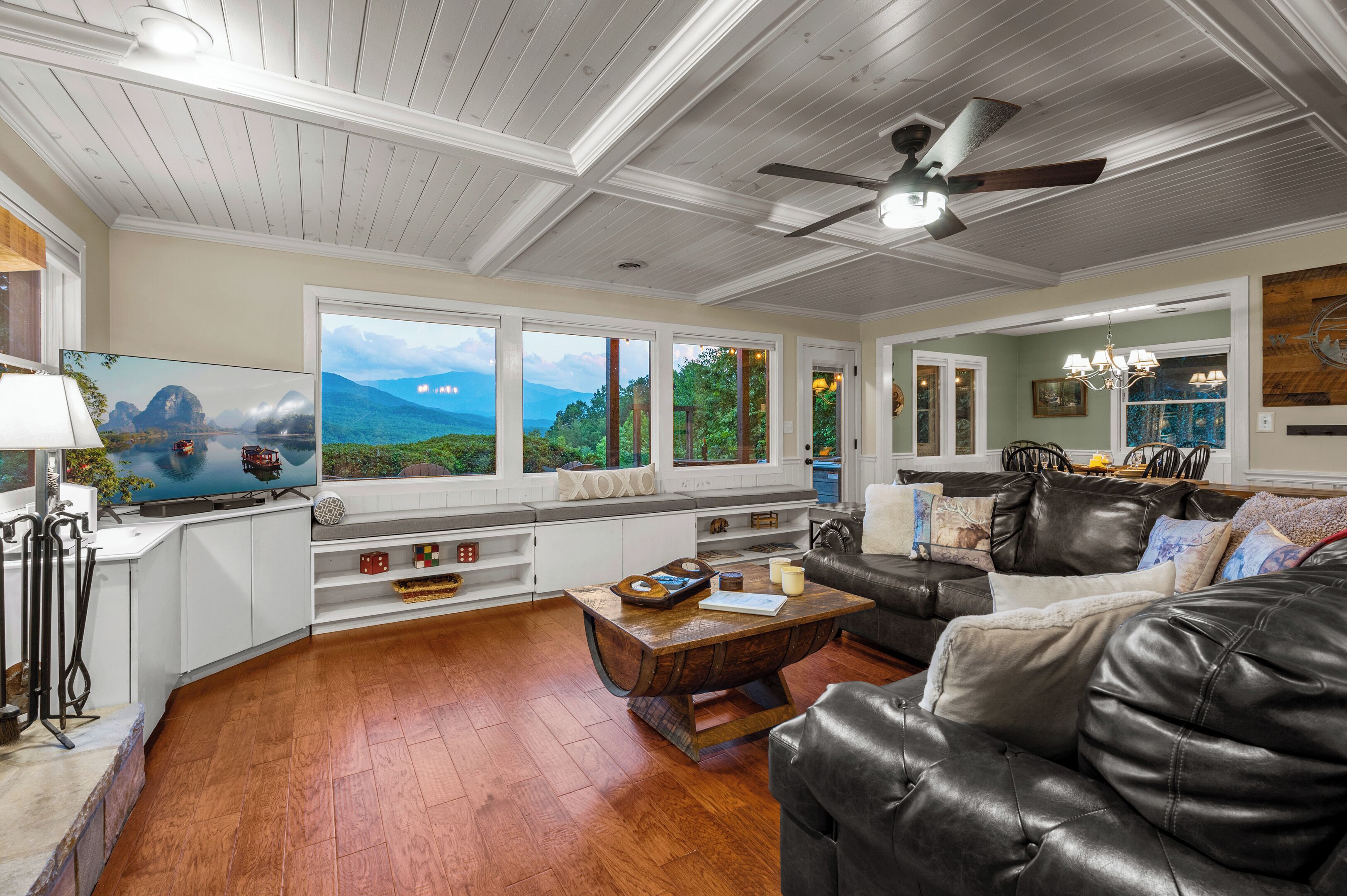 Free Attractions! Private, Gorgeous Views, Hot Tub, Fireplace