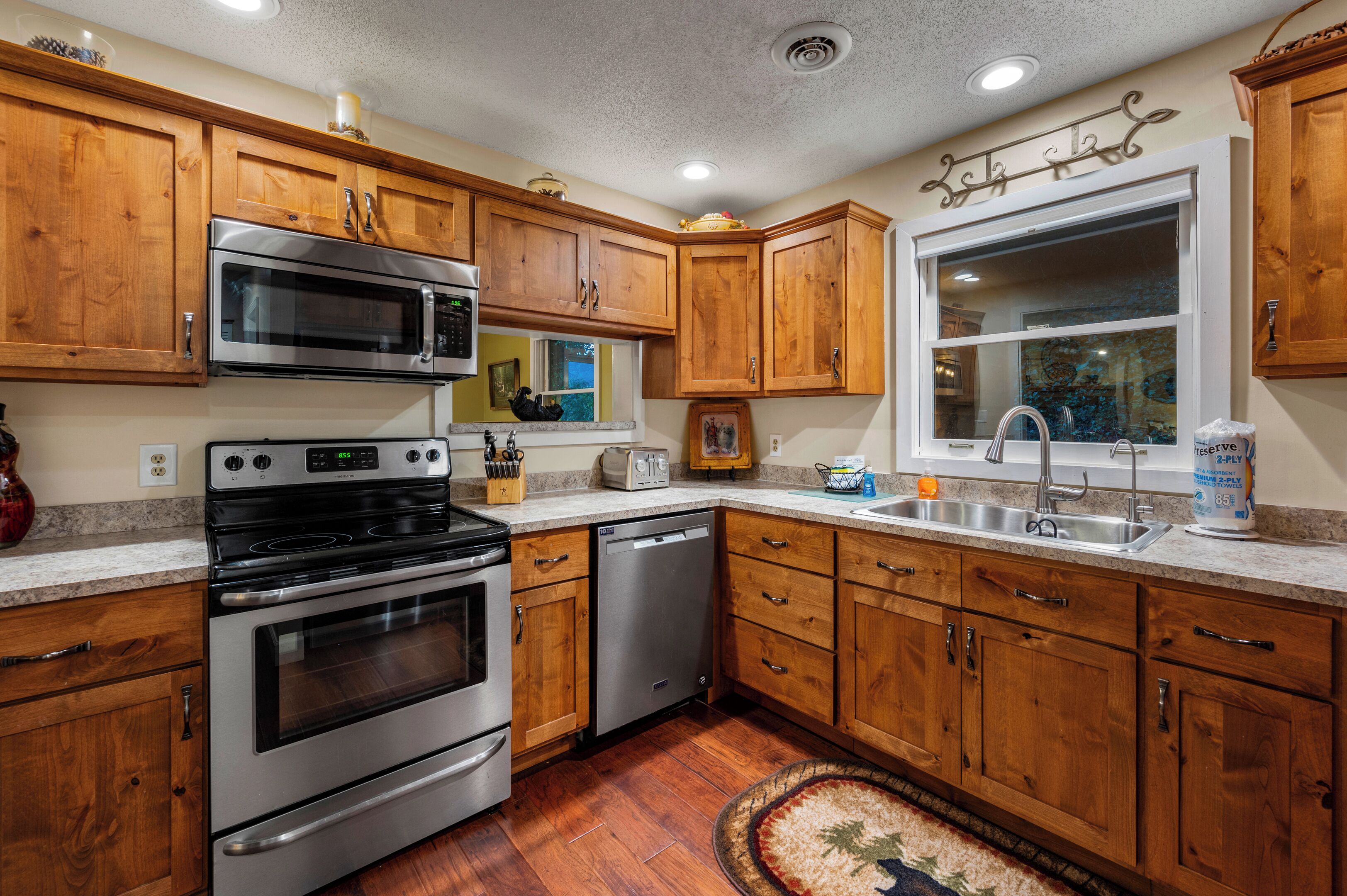 Free Attractions! Private, Gorgeous Views, Hot Tub, Fireplace