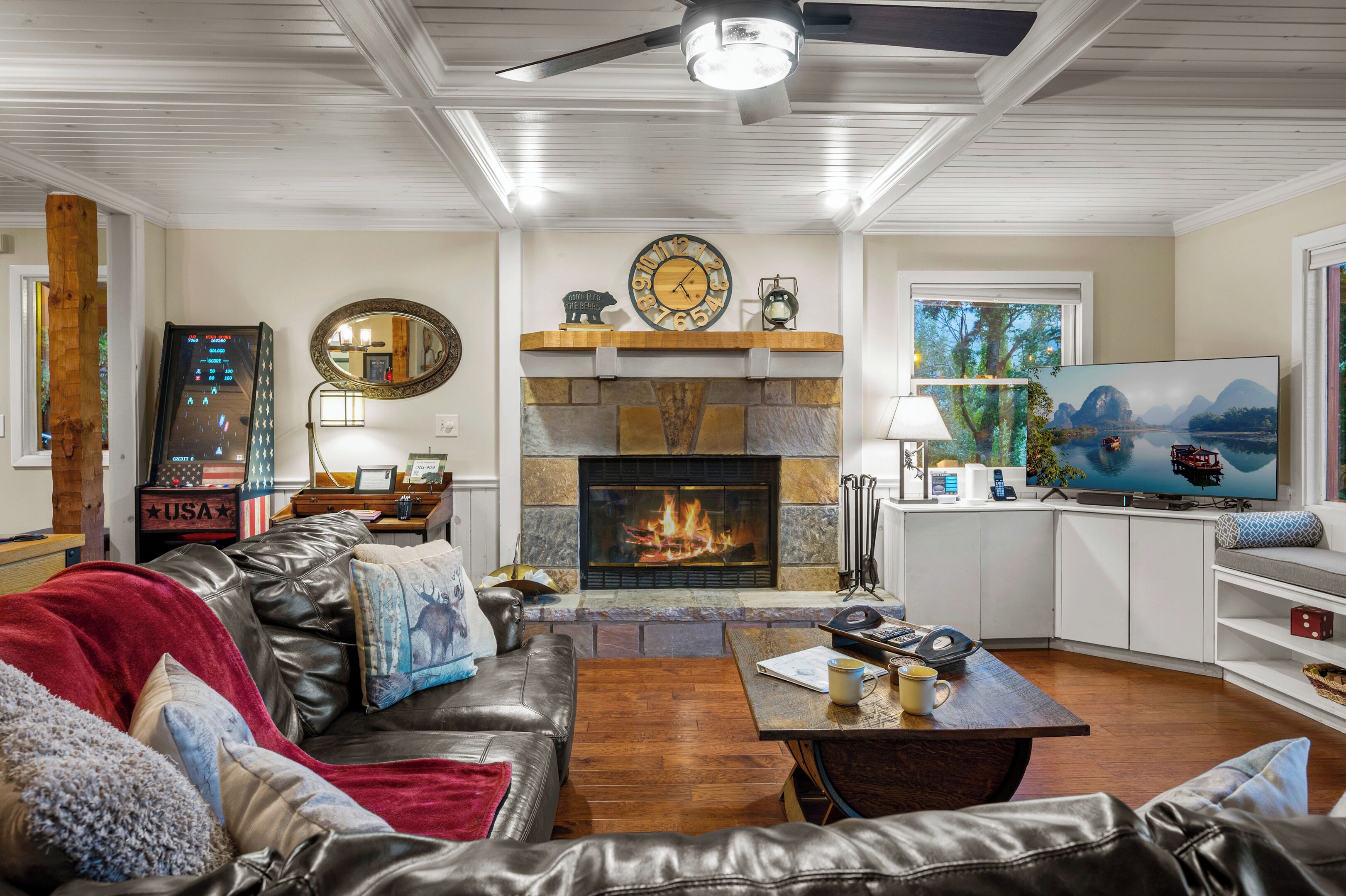 Free Attractions! Private, Gorgeous Views, Hot Tub, Fireplace