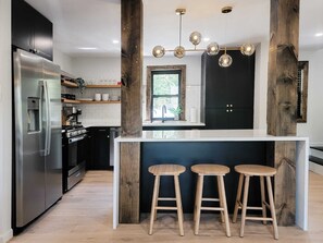 Een koelkast, een microgolfoven, een oven, een kookplaat