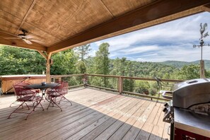Outdoor dining - Rooster Ridge Studio - Mountain View - Hot Tub (Suches)