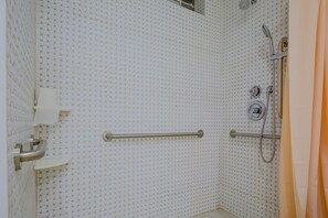 Chambre, 1 très grand lit, accessible aux personnes à mobilité réduite | Salle de bain | Articles de toilette gratuits