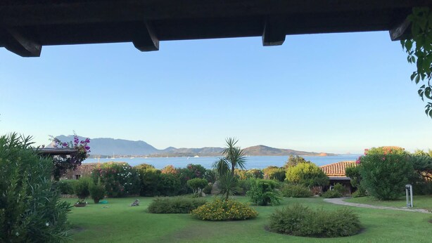 A garden with a view of the sea and mountains. - Bilocale Vista Mare (San Teodoro)