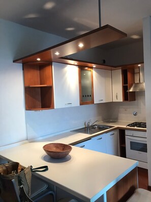 Kühlschrank, Ofen, Herdplatte, Kochgeschirr/Geschirr/Besteck